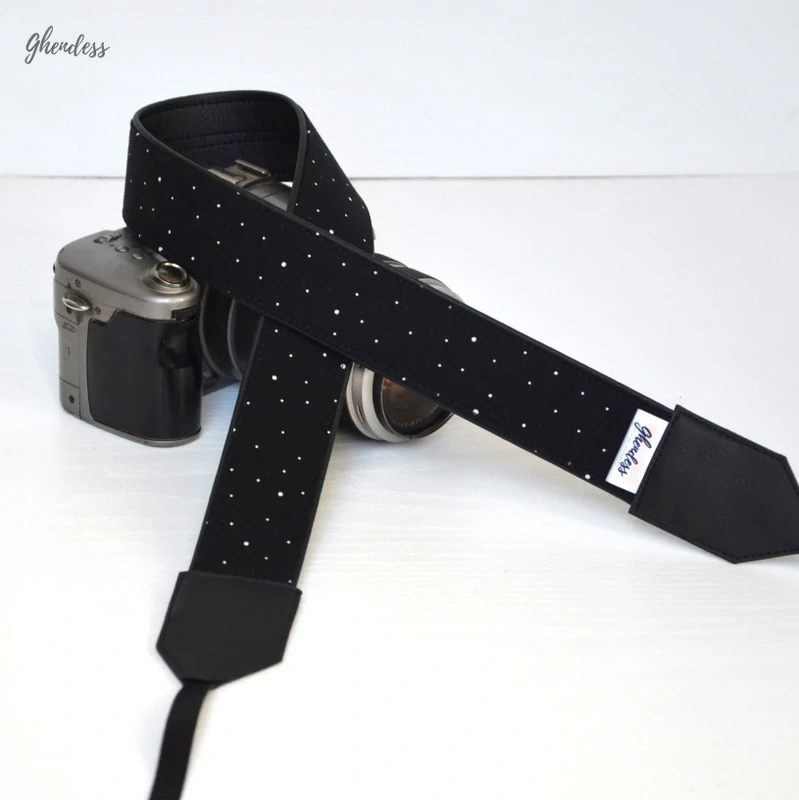 Popruh na fotoaparát - Polka dots/blak and white
