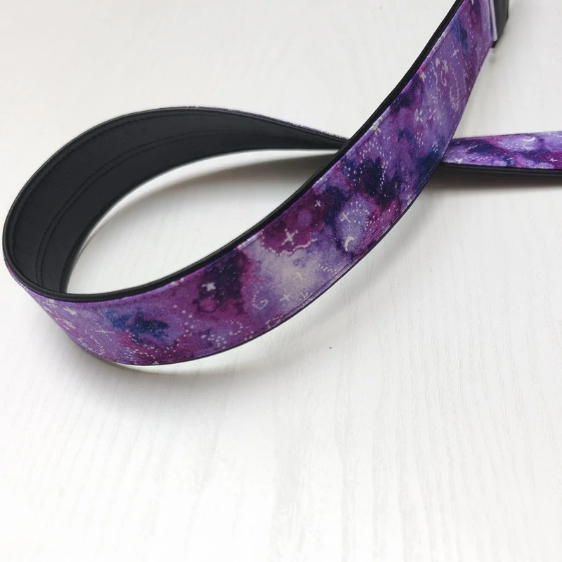 Popruh na fotoaparát - Purple galaxy