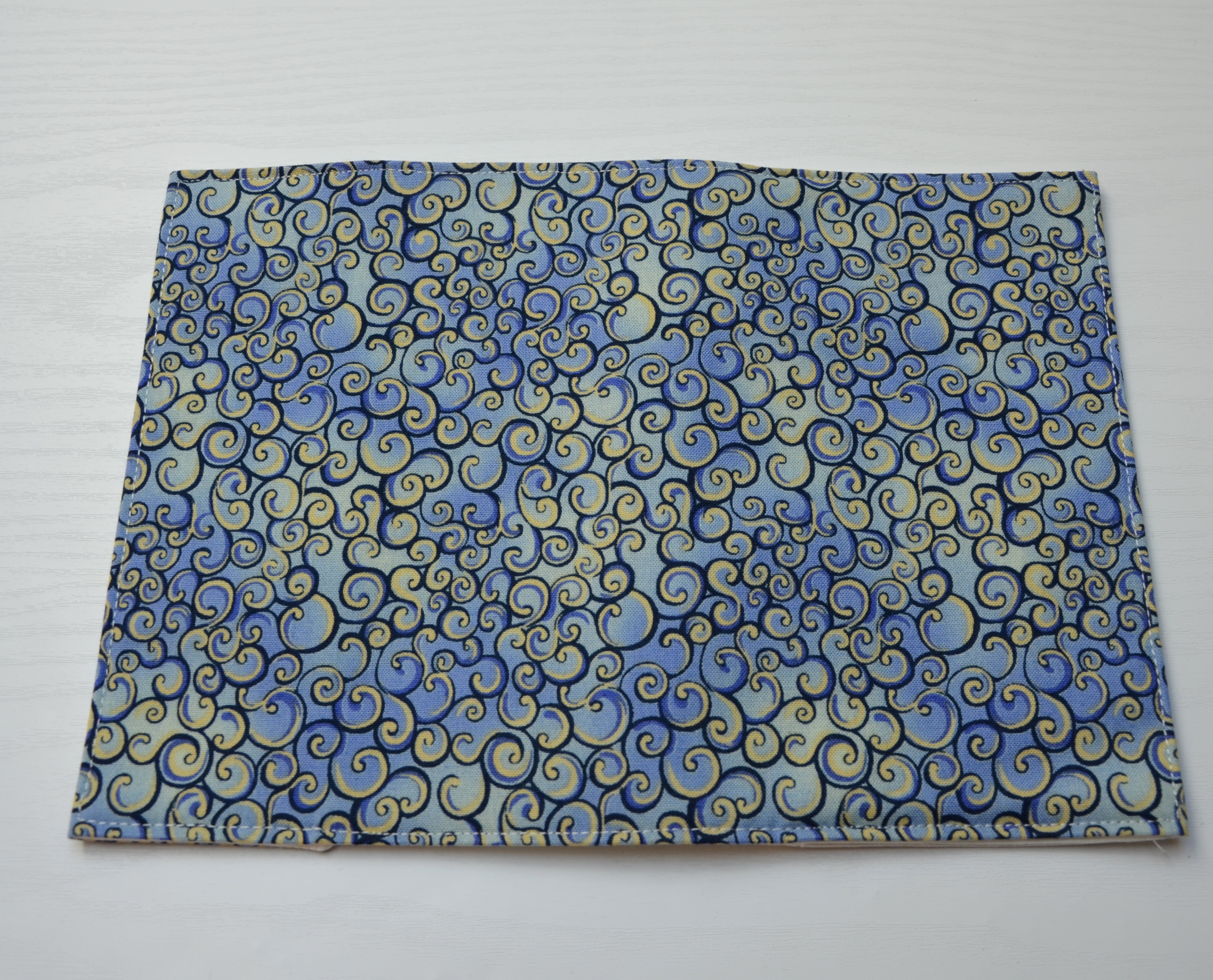 Obal na očkovací průkaz - Spirálky/modrá