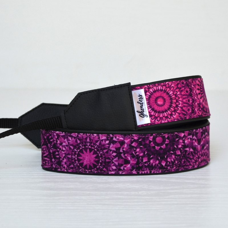 Popruh na fotoaparát - Madallions/magenta