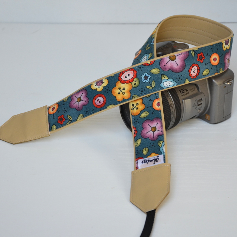 Popruh na fotoaparát - Kytičky/knoflíčky