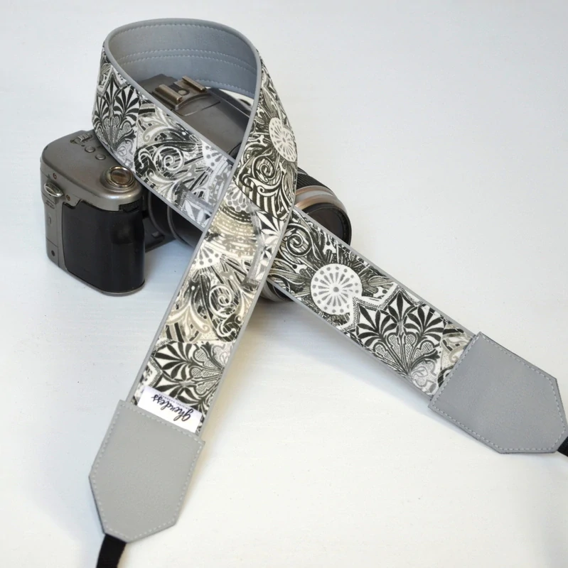 Popruh na fotoaparát - Šedé ornamenty