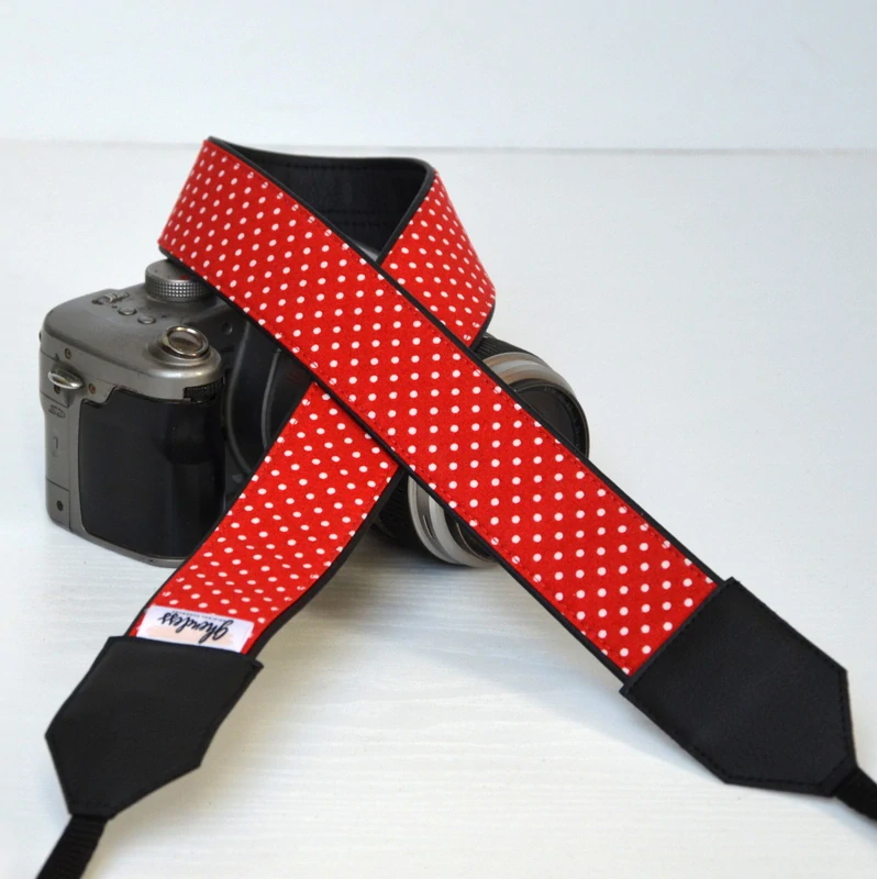 Popruh na fotoaparát - Polka dots/red