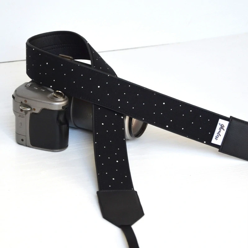 Popruh na fotoaparát - Polka dots/blak and white