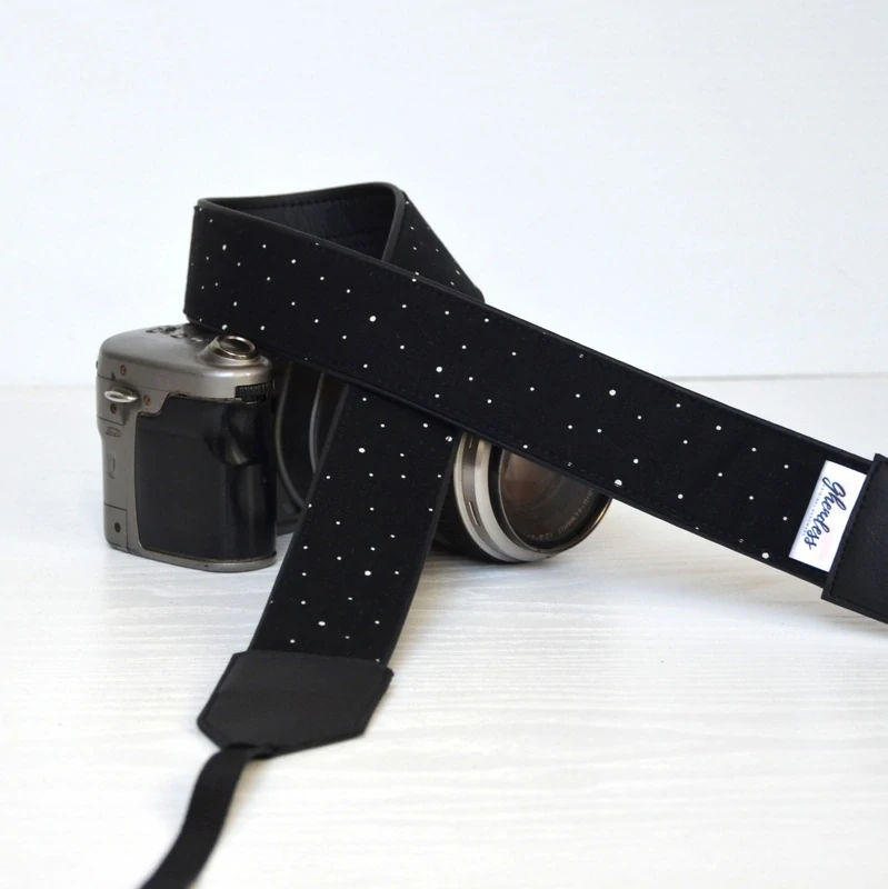 Popruh na fotoaparát - Polka dots/blak and white