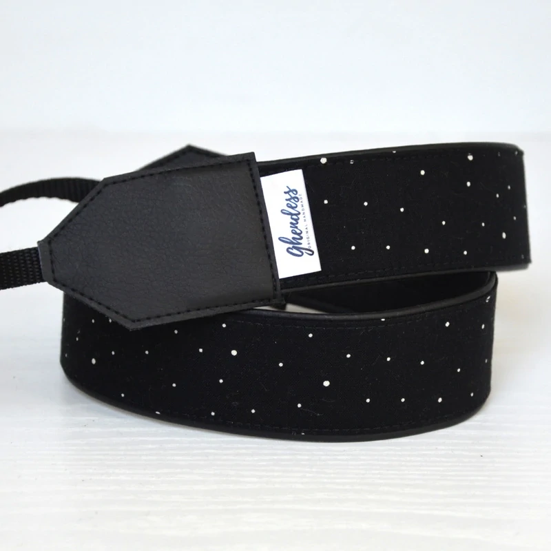 Popruh na fotoaparát - Polka dots/blak and white
