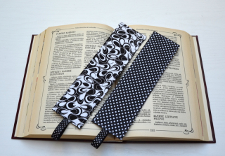 Záložka do knihy - černobílá abstrakce