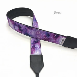 Popruh na fotoaparát - Purple galaxy